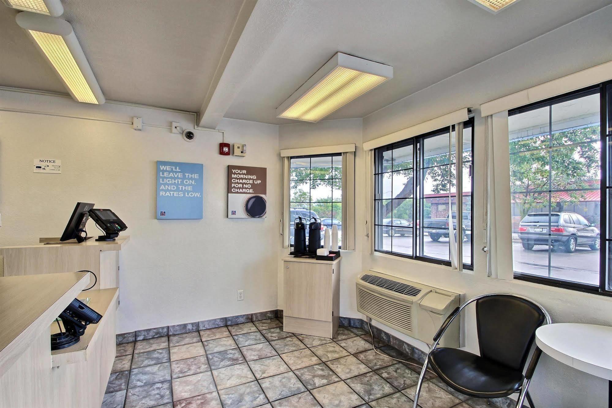 Motel 6 Milwaukee West - Brookfield Dış mekan fotoğraf