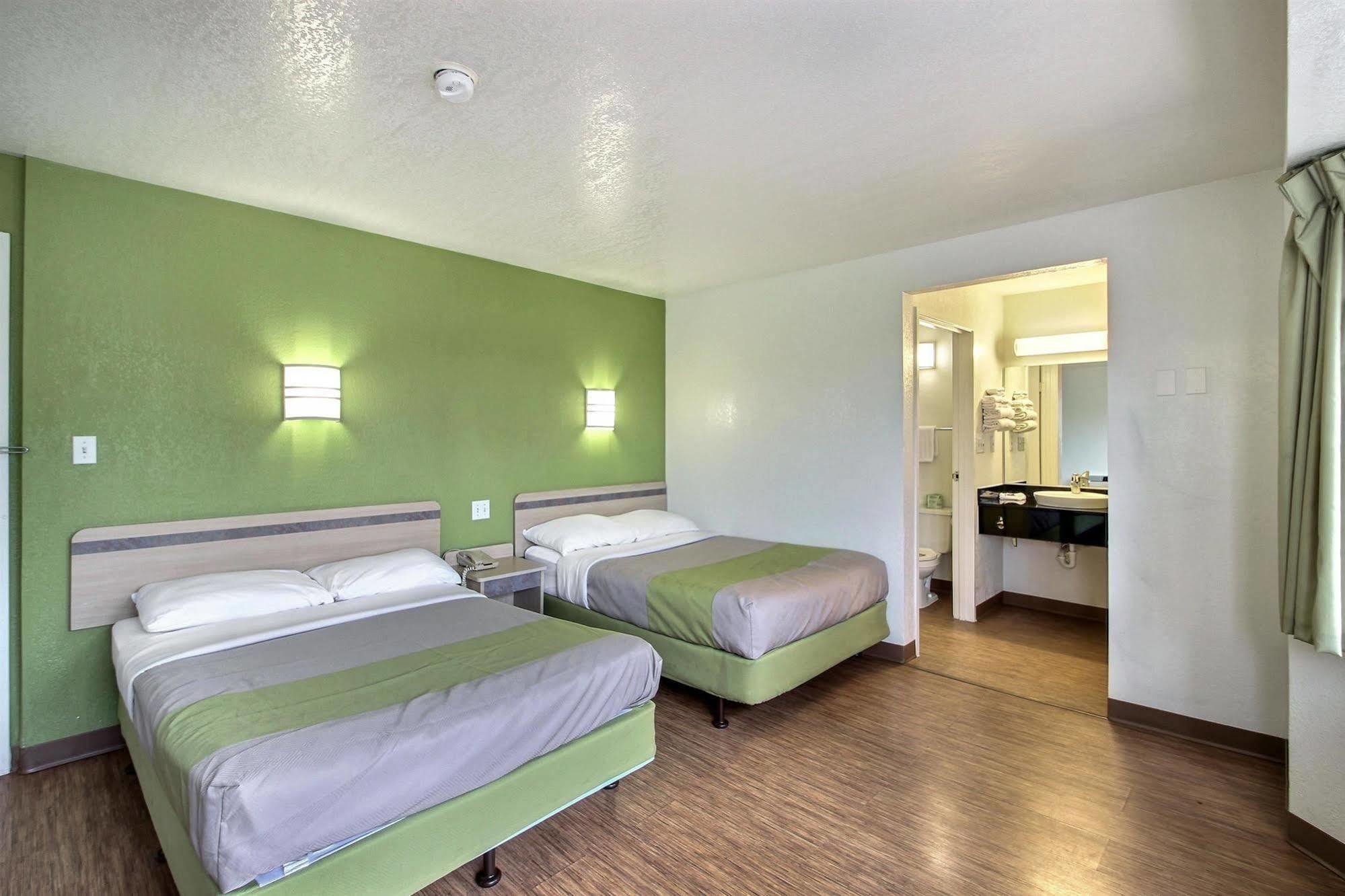 Motel 6 Milwaukee West - Brookfield Dış mekan fotoğraf