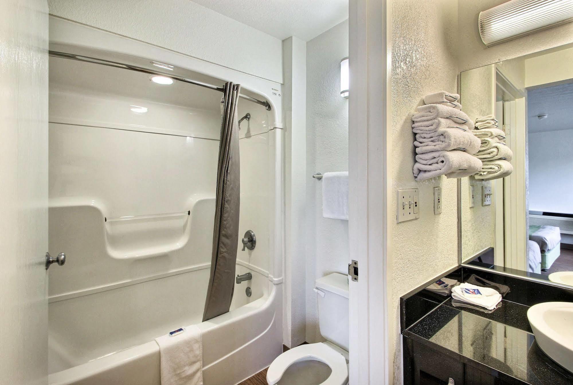 Motel 6 Milwaukee West - Brookfield Dış mekan fotoğraf
