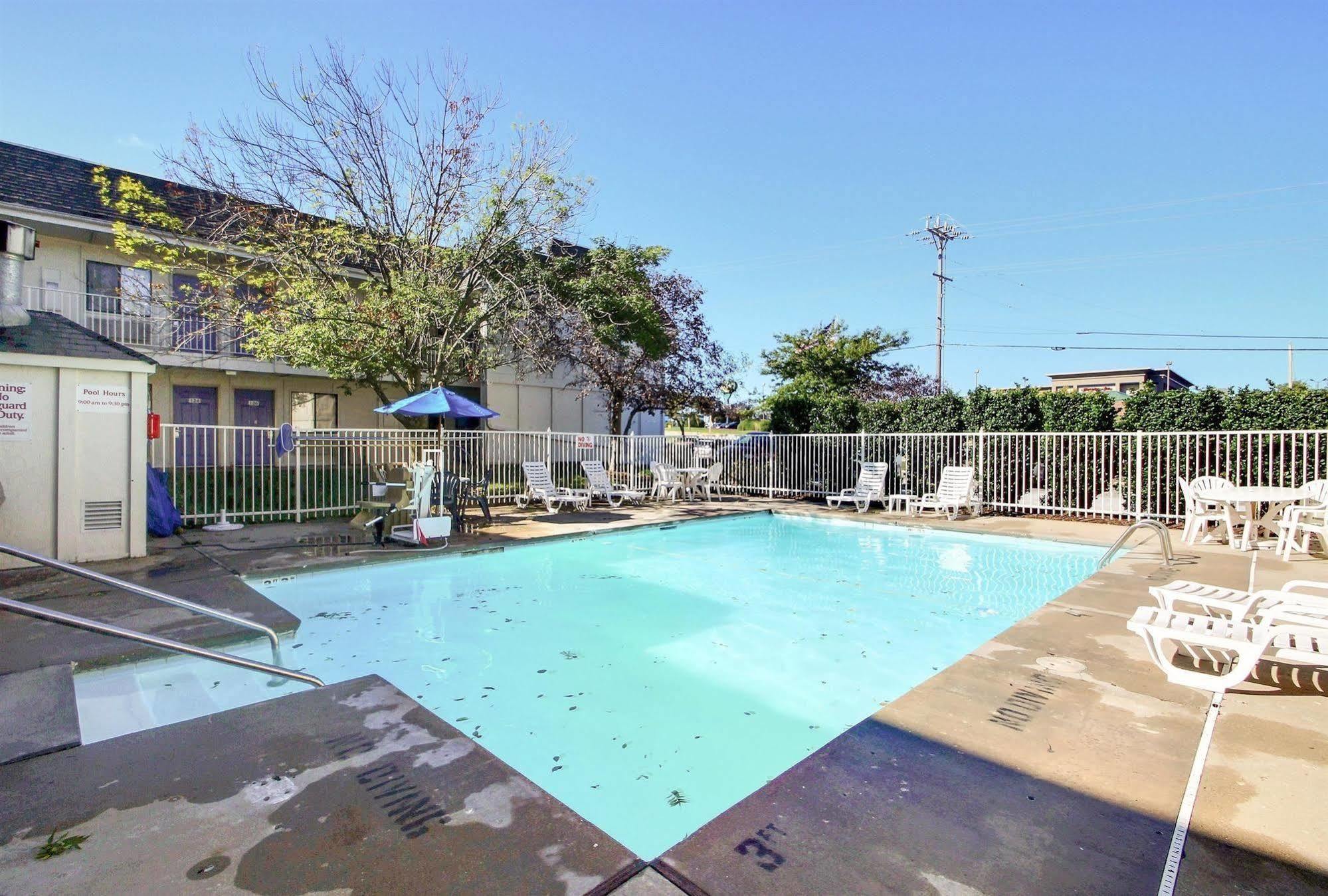 Motel 6 Milwaukee West - Brookfield Dış mekan fotoğraf