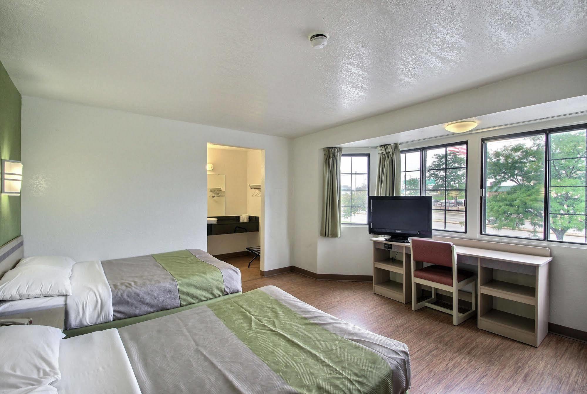 Motel 6 Milwaukee West - Brookfield Dış mekan fotoğraf