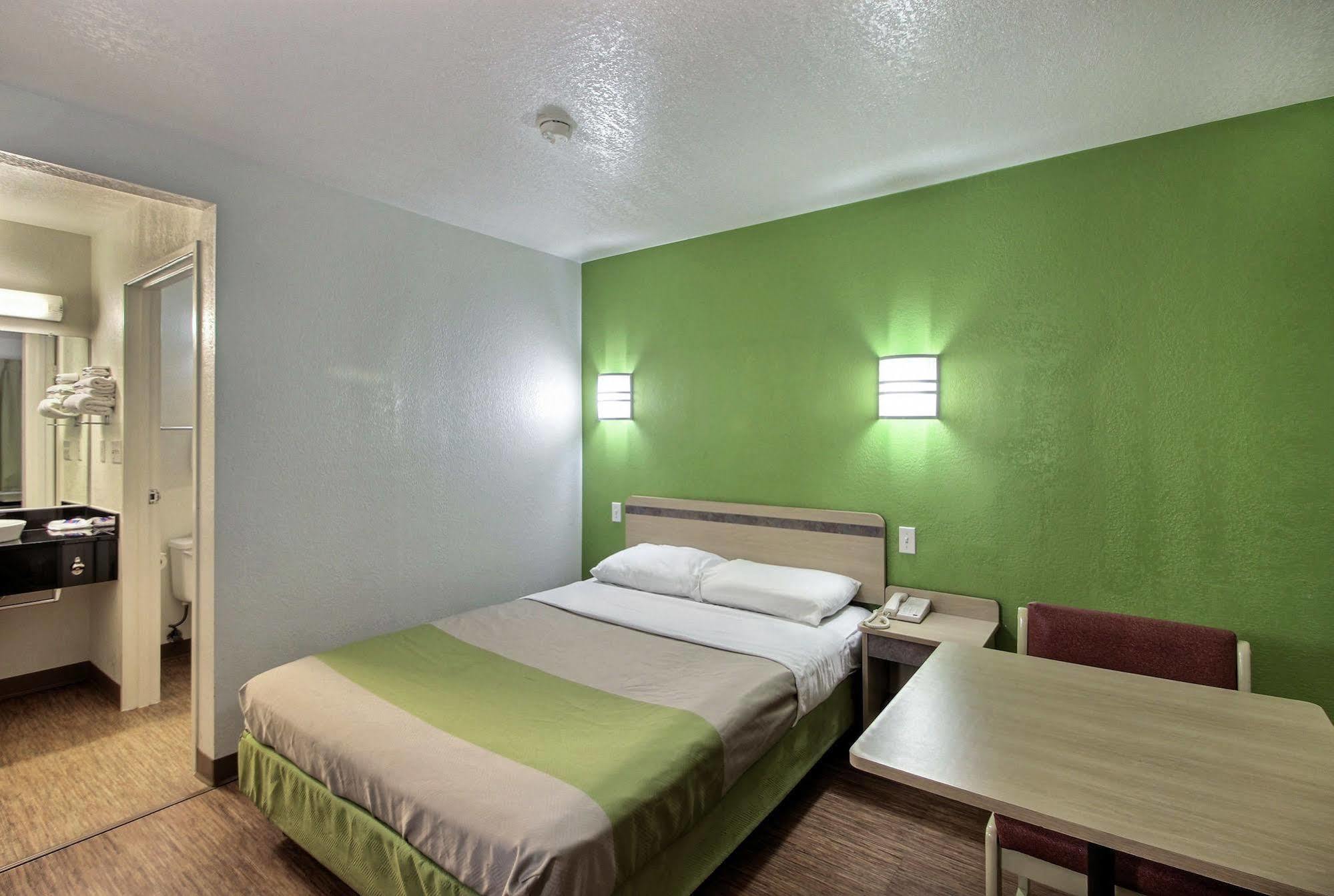 Motel 6 Milwaukee West - Brookfield Dış mekan fotoğraf
