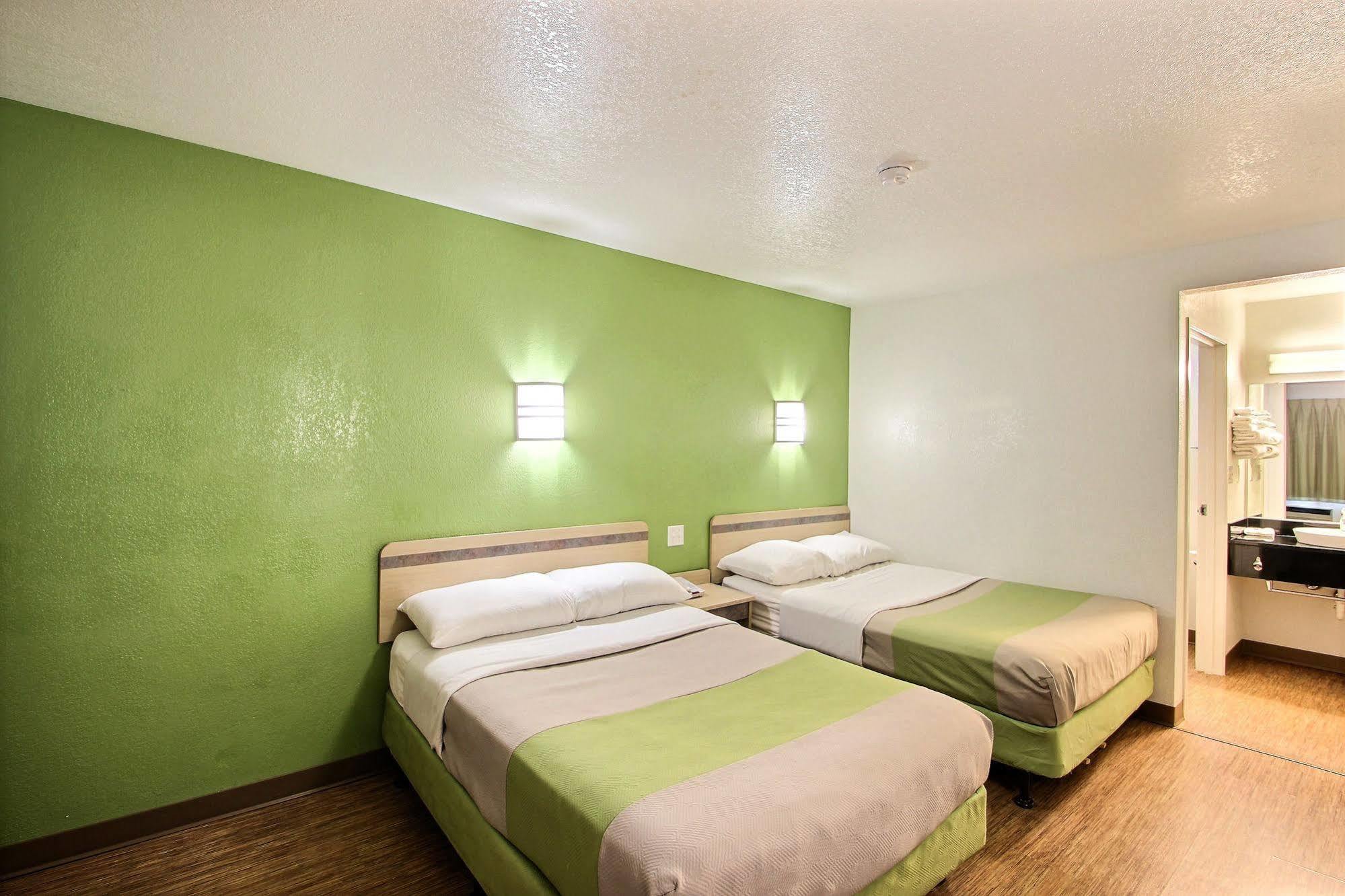 Motel 6 Milwaukee West - Brookfield Dış mekan fotoğraf