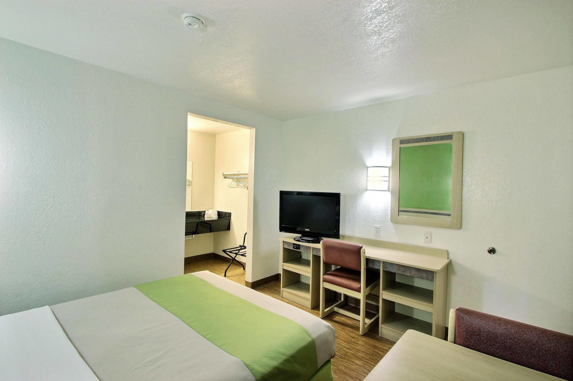 Motel 6 Milwaukee West - Brookfield Dış mekan fotoğraf