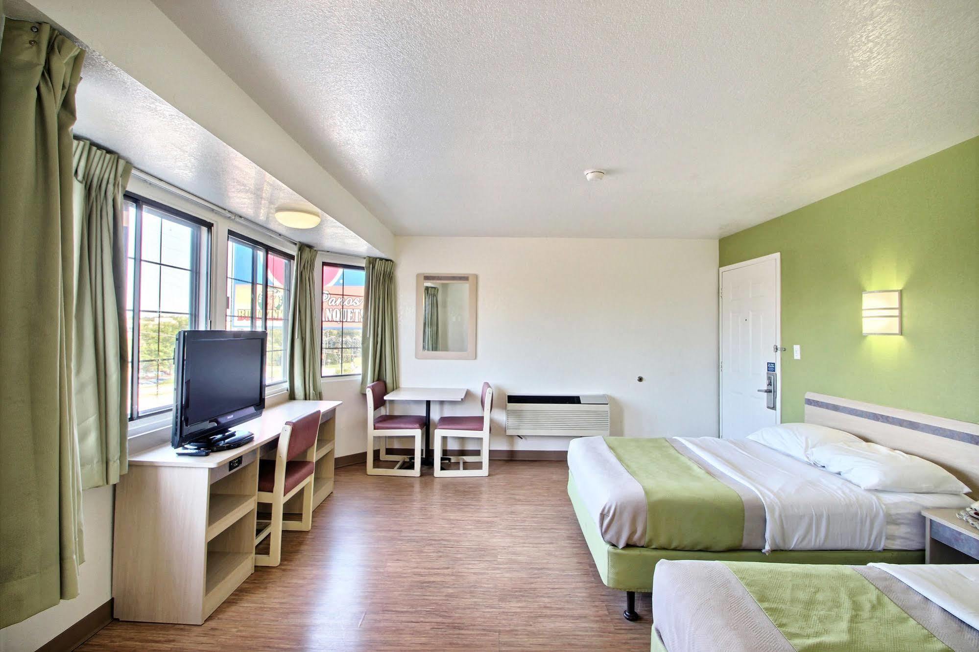 Motel 6 Milwaukee West - Brookfield Dış mekan fotoğraf
