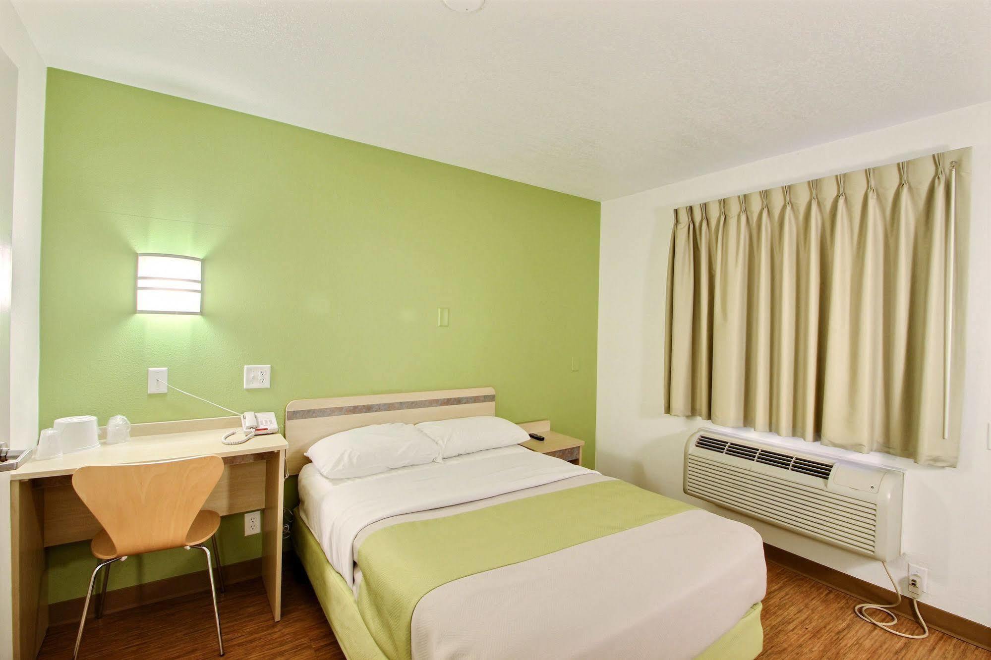 Motel 6 Milwaukee West - Brookfield Dış mekan fotoğraf