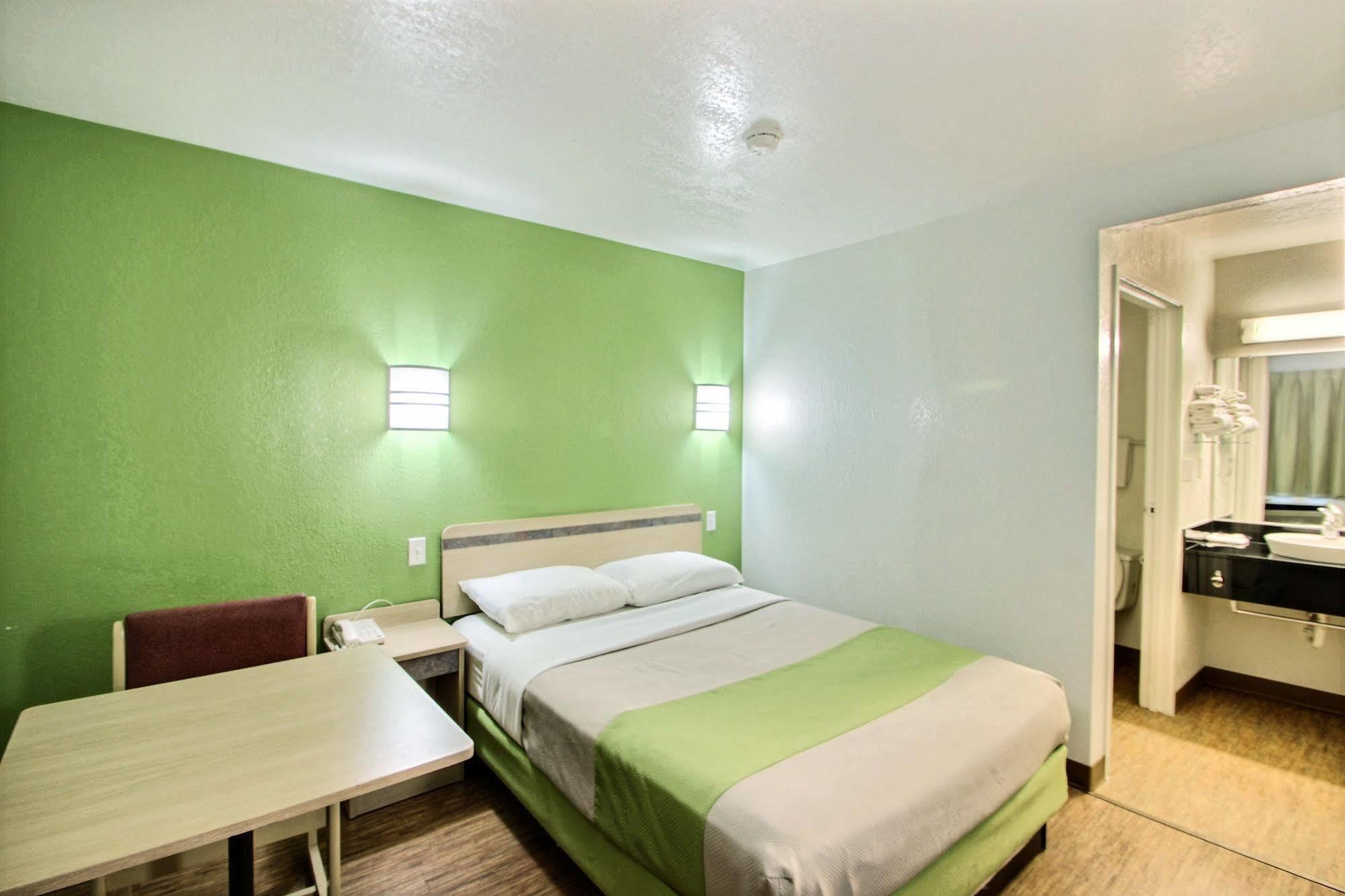 Motel 6 Milwaukee West - Brookfield Dış mekan fotoğraf