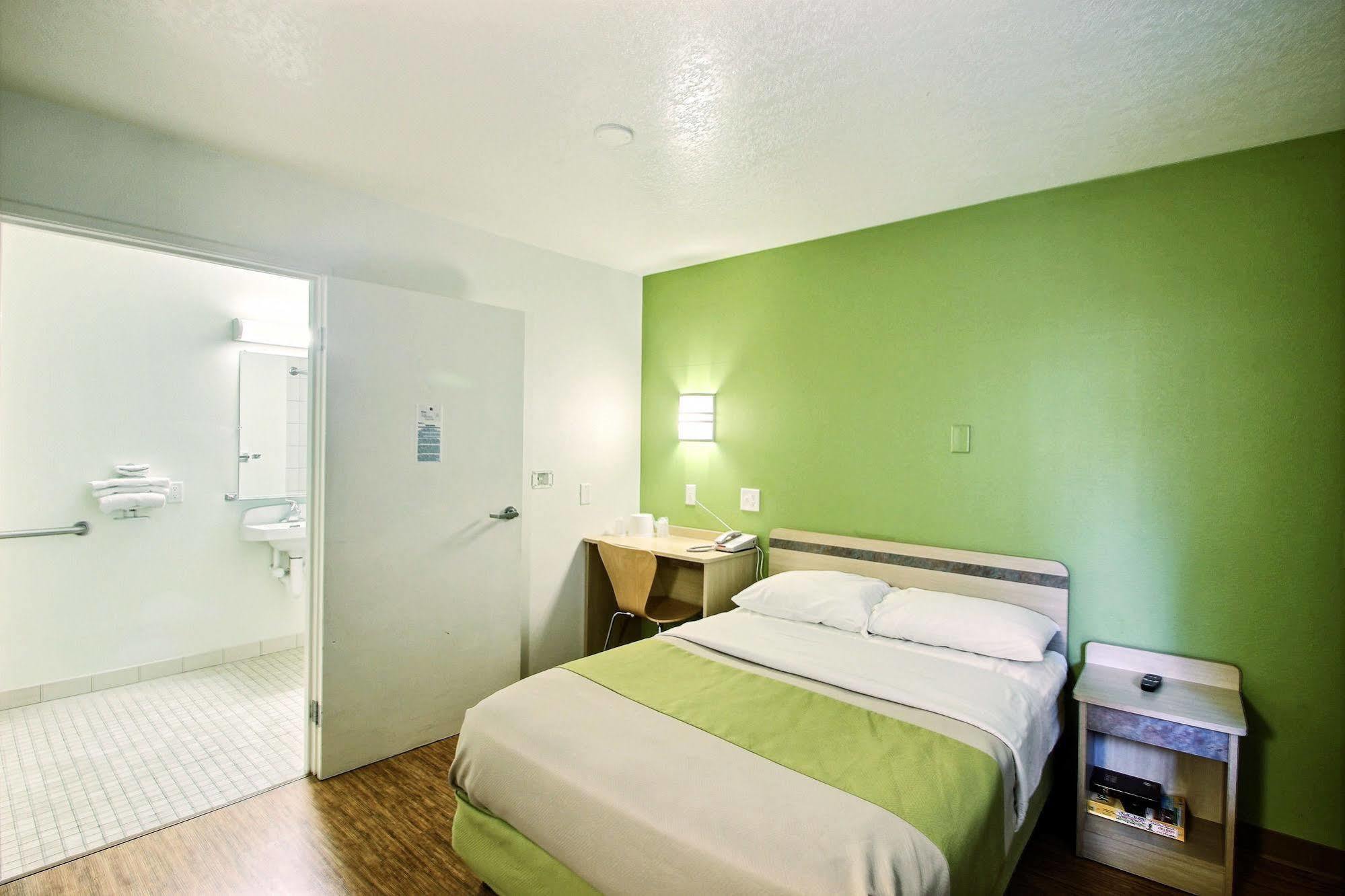 Motel 6 Milwaukee West - Brookfield Dış mekan fotoğraf