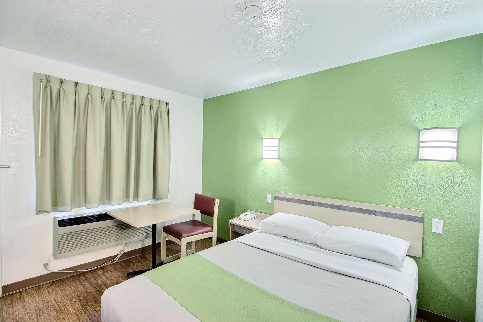 Motel 6 Milwaukee West - Brookfield Dış mekan fotoğraf