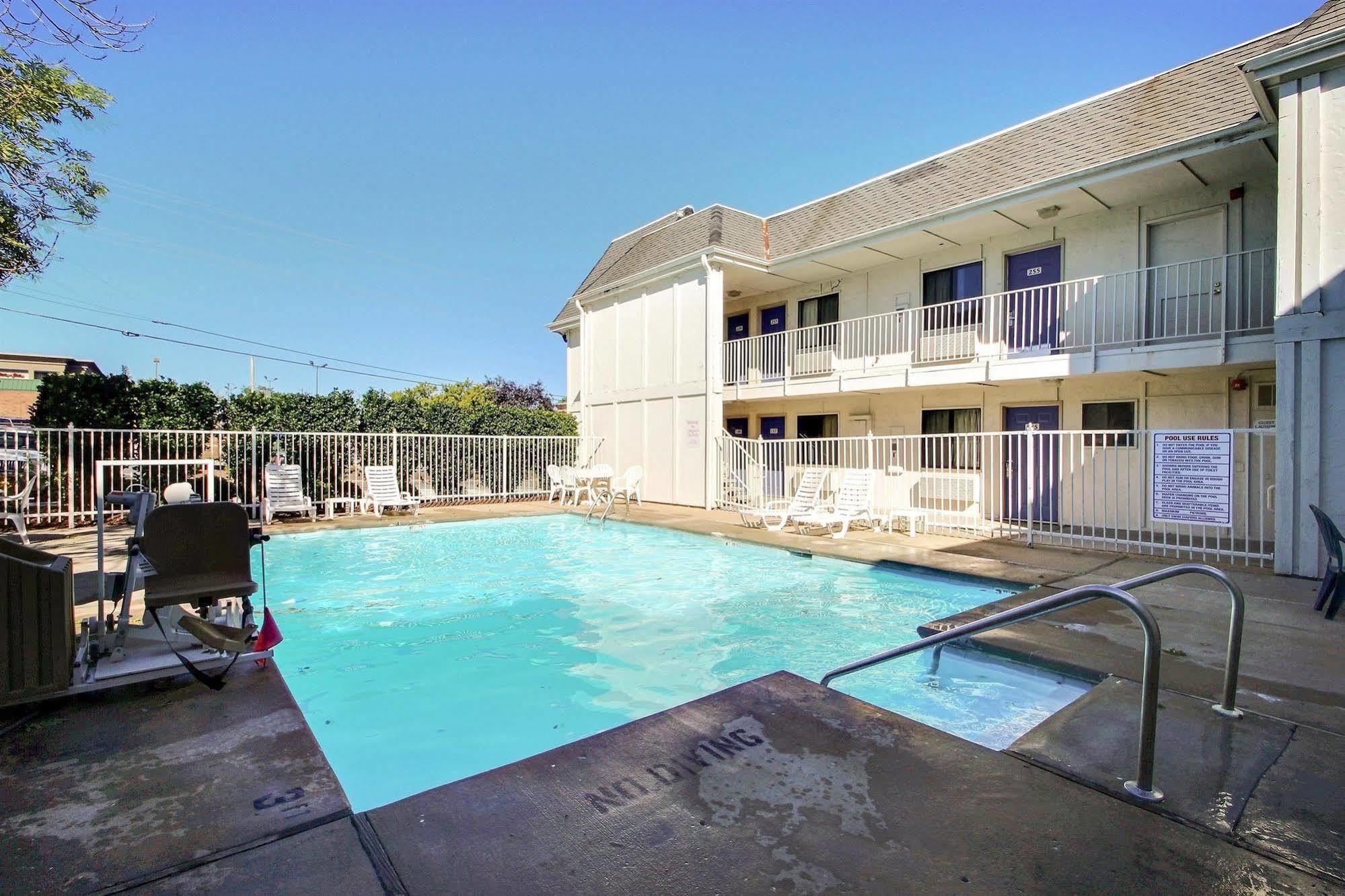 Motel 6 Milwaukee West - Brookfield Dış mekan fotoğraf